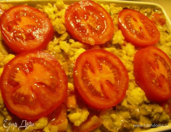 Сверху посыпаем оставшимся сыром и выкладываем кружочки помидор. Запекаем в духовке 180 гр минут 40 до румяной корочки.
