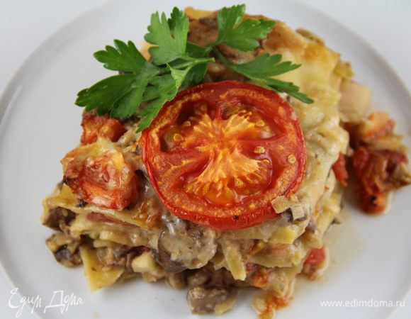 Желательно дать лазанье постоять минут 20. Тогда ее будет легче резать. Приятного аппетита))
