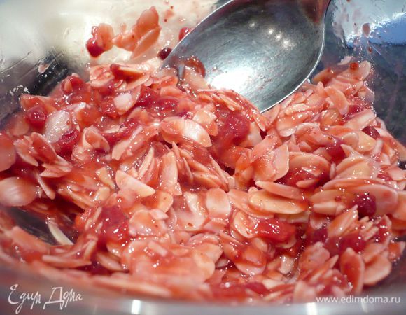 Сначала приготовим брусничную начинку. Замороженные ягоды зальем соком так, чтобы он слегка прикрывал бруснику и дадим постоять минут пять. Затем поставим на огонь, добавим сахар, дадим  закипеть, поварим минут 5 и добавим тоненькой струйкой (при этом нужно нашу начинку постоянно помешивать венчиком) разведенный в 1 ст.л. воды или сока крахмал. Поварим бруснику до загустения. Снимем с огня и дадим немного остыть. Миндаль слегка подрумяним на сухой сковороде. Отложим 3 ст.л. брусники в отдельную посуду, а остальную массу перемешаем с миндальными лепестками. 