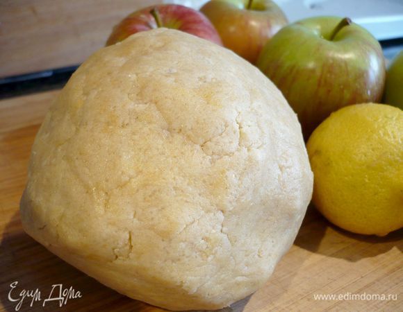 Теперь готовим тесто. Смешаем все ингредиенты кроме яйца в крошку, добавим яйцо и быстро вымесим тесто до гладкости. Завернем в пленку и уберем в холодильник на полчаса.