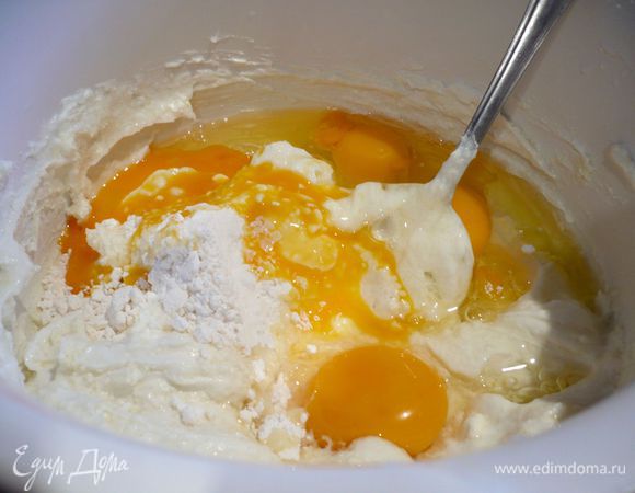 Форму смажем сливочным маслом. Для творожно-сливочной массы смешаем творог, маскарпоне и сахар. Добавим пудинг и яйца. Все хорошо перемешаем при помощи комбайна.