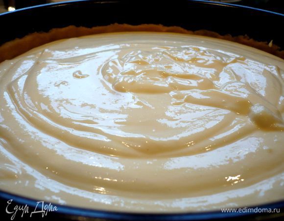 Разогреваем духовку до 175 градусов. Тесто достаем из холодильника и раскатываем его на припыленной мукой поверхности или разминаем его сразу в форме, при этом нужно обязательно сделать бортики так, чтобы они доходили хотя бы до середины кольца формы.   Выливаем на тесто начинку. 