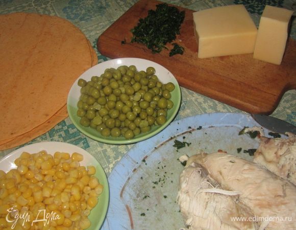 Петрушку, чеснок мелко порежьте.