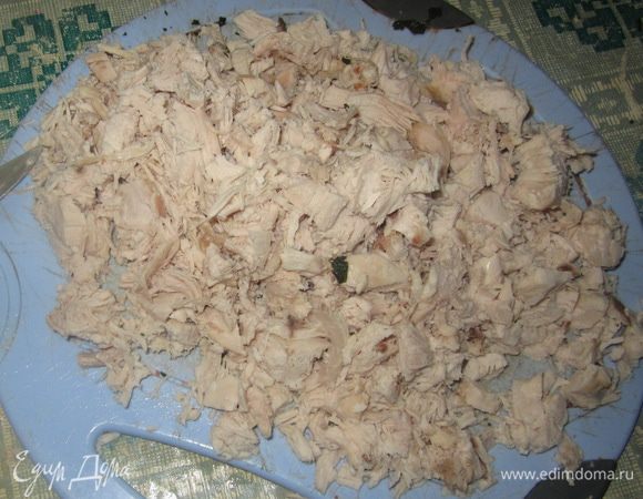 Порежьте отварную курицу на небольшие кусочки.