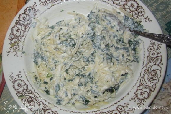 Зелень, чеснок, половину тертого сыра и сливочный сыр смешайте.