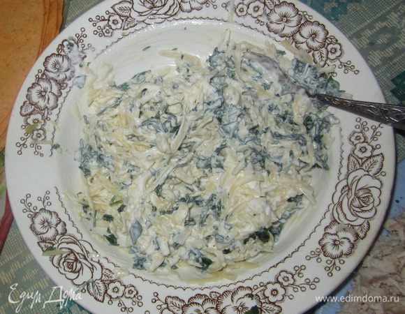 Зелень, чеснок, половину тертого сыра  и сливочный сыр смешайте.