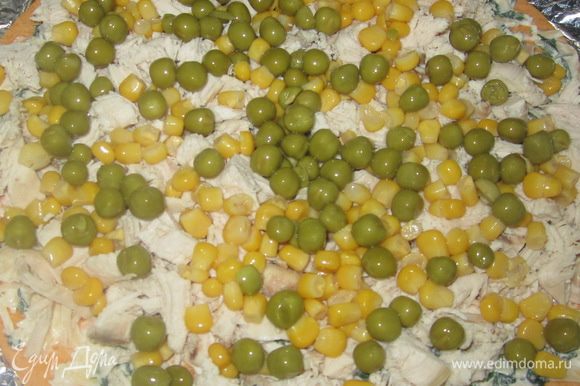 Получившейся сырной массой смажьте лепешки, на одну половину выложите зеленый горошек, кукурузу и кусочки курицы.