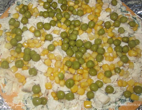 Получившейся сырной массой смажьте  лепешки, на одну половину выложите зеленый горошек, кукурузу и кусочки курицы. 
