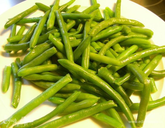 Фасоль бланшируем 3-5 минут. Сливаем воду и при необходимости опускаем в ледяную воду на несколько минут для сохранения цвета. 
