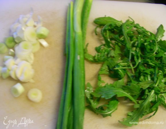 Лук режем полукольцами. Зеленый лук и руколу мелко рубим.