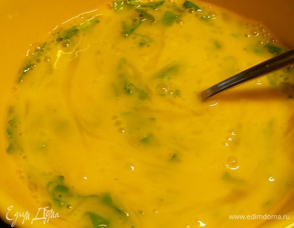 Яйца взбиваем (можно к ним добавить немного молока или сливок для нежности). Солим, перчим, добавляем к ним зелень и перемешиваем. 
