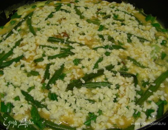 Выливаем яичную смесь в сковороду к фасоли. Все перемешиваем, посыпаем сыром по вкусу и жарим омлет до готовности. Я обычно такой омлет довожу до готовности в духовке, так он получается нежнее. 
