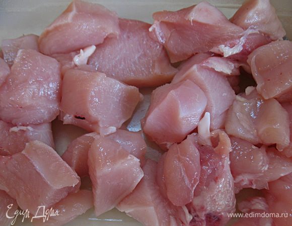 Помыть и обсушить куриное филе. Нарезать на небольшие кусочки, посолить и поперчить по вкусу. 