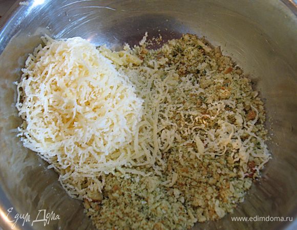 Блендером измельчить сухари, чеснок, базилик. Переложить в мисочку добавить мелко натертый сыр,красный перец, соль и хорошо перемешать. 