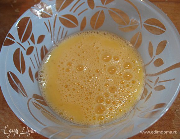 В пиале взбить яйцо.