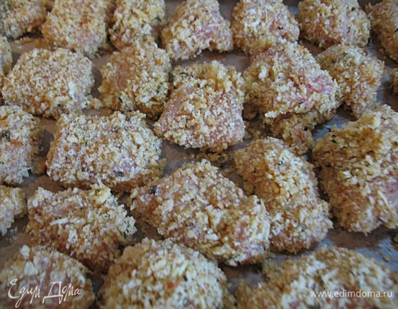 Кусочек курочки обмакнуть в яйцо и обваливаем в сухарях во всех сторон. Выложить на противень застеленный пергаментом. Выпекать в предварительно разогретой до 180 градусов духовке 20 минут, до золотистого состояния.