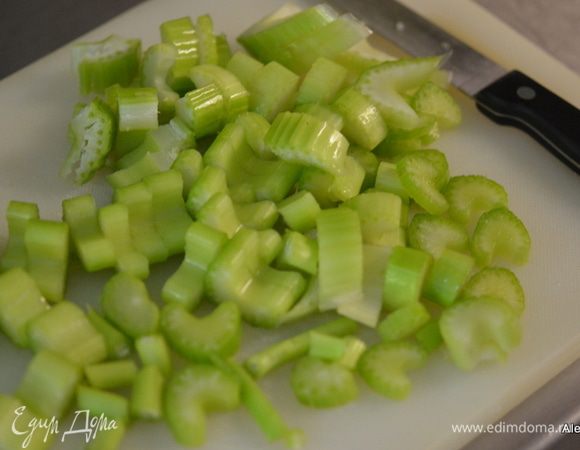 Порежем овощи. Сложим в слоукукер, в мультиварку или в кастрюлю с толстым дном как жаровня.
