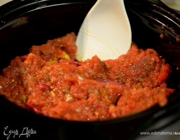 Срезать с говядины лишний жир. Посолить и поперчить. Положить сверху овощей. Можно мясо порезать заранее на порции. Затем выложим кукурузу,бульон, фасоль из банки, сальсу. Закроем крышкой и поставим на медленный режим 8 час. Или тушение мультиварка. На плите или в духовке 2 часа, бульон кол-во увеличить.