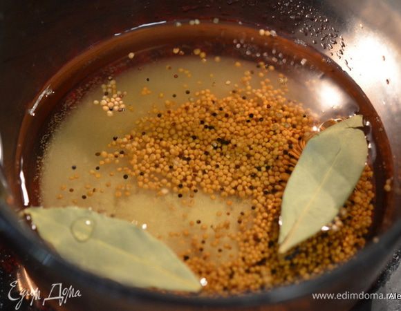 Смешаем уксус, сахар, семена желтой горчицы (специя), соль , лавровый лист. Поставим на средний-медленный огонь, помешиваем, примерно 5 мин., чтоб сахар разошелся, растворился. Снять с огня и дать остыть.
