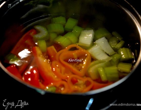 Затем в кипящей воде в другой кастрюле бланшировать сладкие цветные порезанные перцы и сельдерей примерно 5 мин. Воду слить. Промыть овощи в холодной воде.