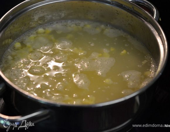 Кукурузу очистить от початка, срезать с нее зерна аккуратно. Также отварить в кипящей воде 2 мин. Слить воду и промыть в холодной воде.