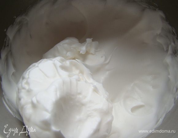 Бисквит белый. Взбиваем белки с 3 ст.л. сахара и винным камнем.