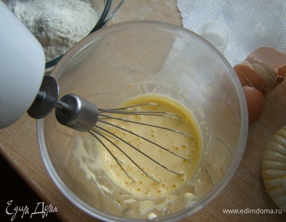 Взбиваем желтки с остальным сахаром.