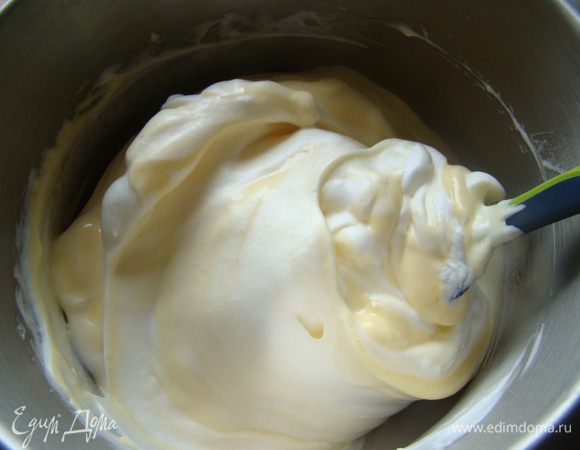 Аккуратно смешиваем взбитые яйца.
