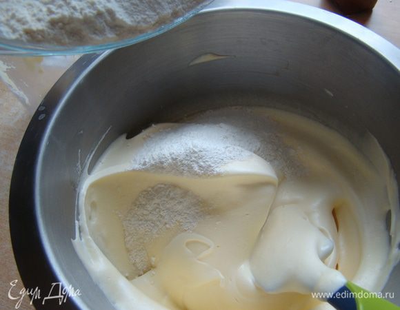 Просеиваем сухие ингредиенты, смешиваем.