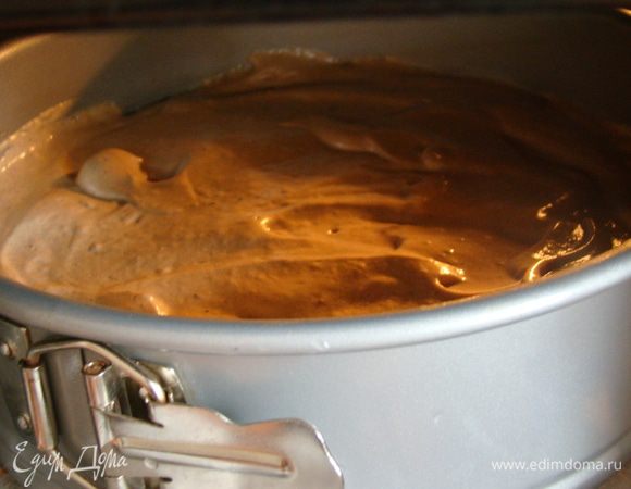 Принцип приготовления такой же, как и у белого бисквита.