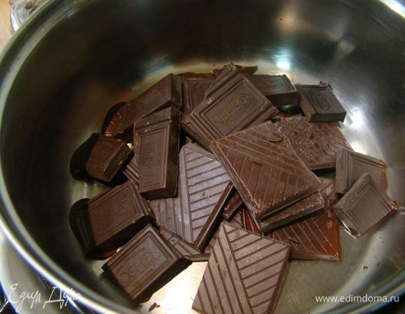 Приступаем к муссу. Шоколад поломать на кусочки, растопить на водяной бане.
