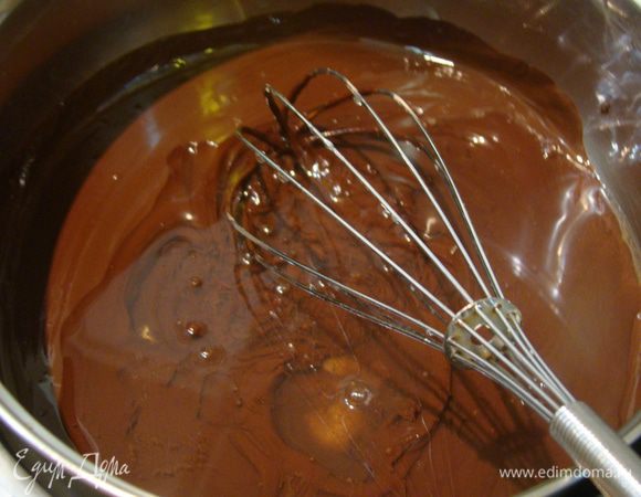 Соединяем с шоколадом желтки и желатин.
