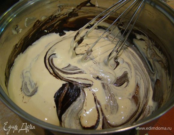 Отставляем с огня, немного остужаем и добавляем сливки.