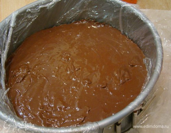 Форму, в которой выпекали бисквиты, выстилаем пищевой пленкой (если вы пользуетесь силиконовой формой - это делать не надо), выливаем и разравниваем мусс, ставим в холодильник до полного застывания.