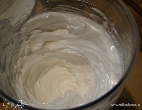 Безе. Белки взбить с винным камнем и сахаром в крепкую пену.