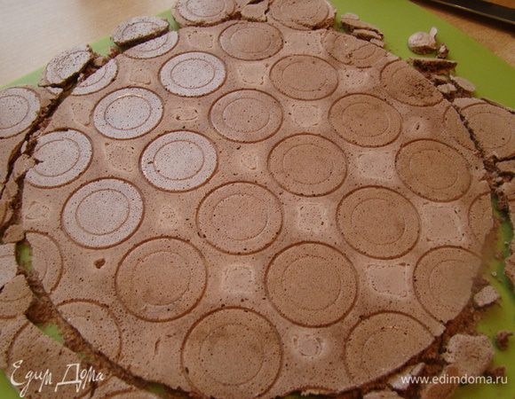 Можно на пергаменте нарисовать окружность (по диаметру формы для бисквитов и мусса), выложить белковую массу и сушить. Моя была занята, поэтому я воспользовалась силиконовым ковриком, а потом уже обрезала ножом круг нужного размера.