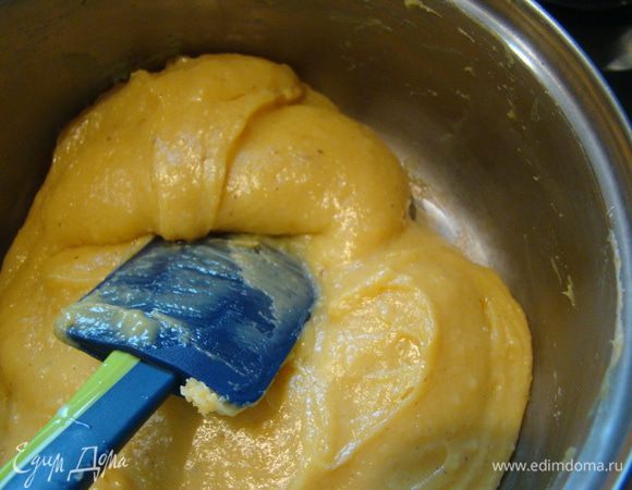 Варить массу минут 20 (+-), постоянно помешивая, до тех пор, пока след от лопатки на дне кастрюли будет виден 3 секунды. Нельзя торопить данный процесс; нельзя торопиться; нельзя брать узкую посуду.