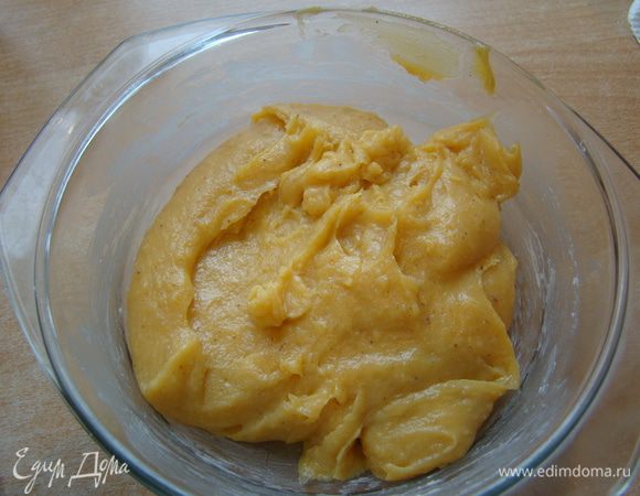 Остудить до комнатной температуры. Чтобы крем-конфета не прилипла к дну миски, можно слегка смазать жиром (но в составе есть масло, поэтому эта деталь не так важна). Влить сливки, хорошо перемешать, ставим в холод.