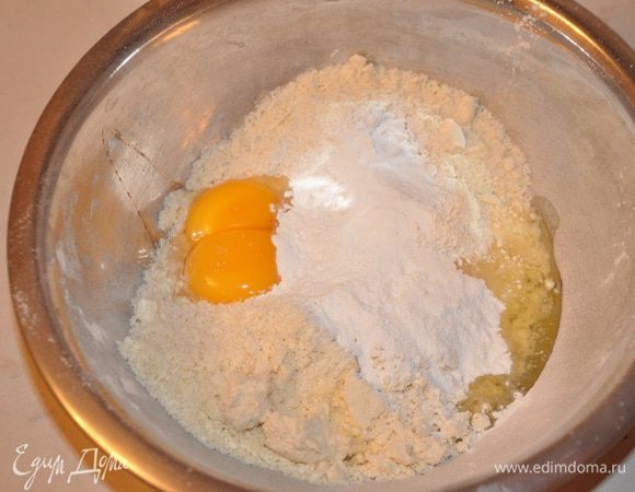 Муку растереть с маслом в крошку, добавить сахар, молотый миндаль, яйцо, желток и замесить тесто. Скатать в шар и отправить в холодильник на 30 минут.