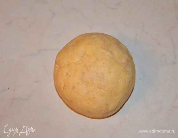 Скатать в шар и отправить в холодильник на 30 минут.