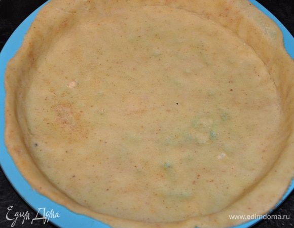 Достать тесто из холодильника, раскатать, выложить в смазанную маслом форму, обрезать лишние края (можете предварительно выпечь при 170 гр. 5-7 минут, но я не выпекала), 