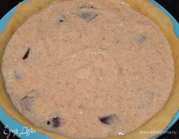 Выкладываем начинку на тесто.
