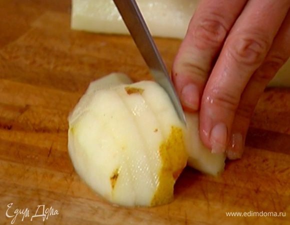 Груши очистить от кожуры и, удалив сердцевину, нарезать вдоль крупными дольками.