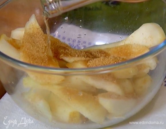 Поместить груши в миску, сбрызнуть соком лайма, посыпать коричневым сахаром и полить граппой. Дать немного постоять, затем граппу с образовавшимся соком слить и сохранить.