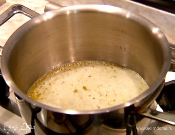 Растопить 100 г сливочного масла, затем остудить.