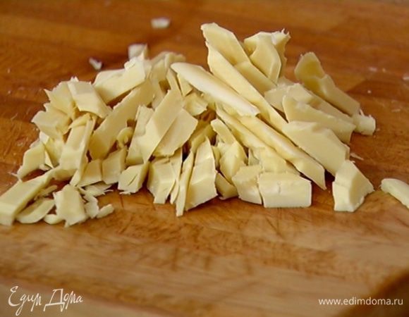 Шоколад порубить небольшими кусочками.