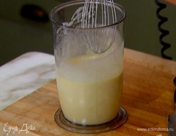 Яйца с солью взбить миксером, влить сливки и взбить еще немного.