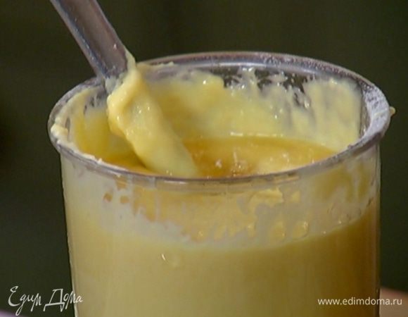 Добавить растопленное масло, взбить, затем всыпать 1 стакан муки, разрыхлитель и вымешать все венчиком.