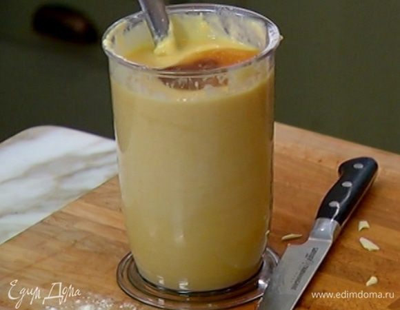 Влить в тесто сахарный сироп, граппу с грушевым соком и вымешать лопаткой. Всыпать оставшуюся муку, все перемешать (тесто не должно быть слишком жидким).