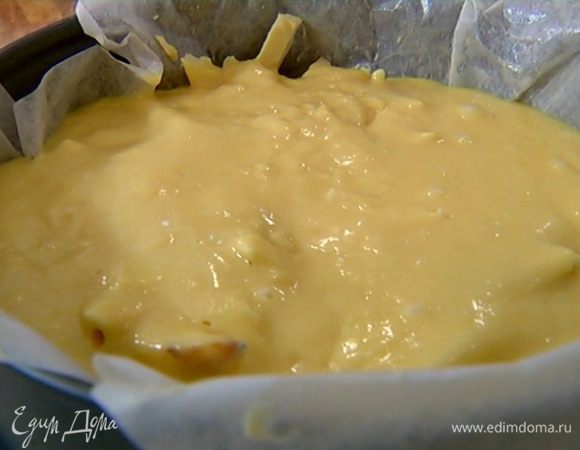 Разъемную форму выстелить бумагой для выпечки, смазать оставшимся сливочным маслом, выложить груши, посыпать измельченным шоколадом и залить все тестом.